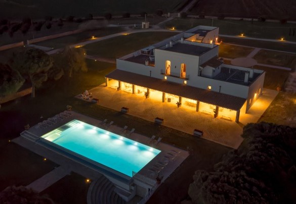The 6000 sq m park around the structure is flat with lawn areas interspersed with stone paths, in the centre of which is the large swimming pool bordered by the sunbathing area. Masseria Samali