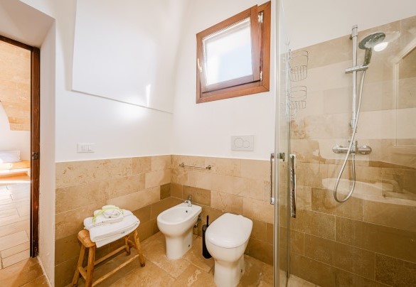 En suite bathroom with shower n.5 - Masseria Samali
