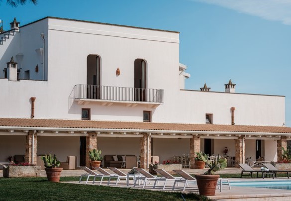 An old, completely-renovated, farmhouse in the heart of a large agricultural estate and the ideal place to spend an unforgettable holiday in contact with nature. Masseria Samali