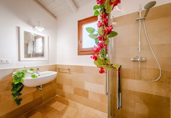 En suite bathroom with shower n.7 - Masseria Samali