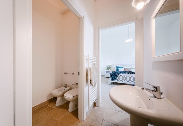En suite bathroom with shower n.4 - Masseria Samali