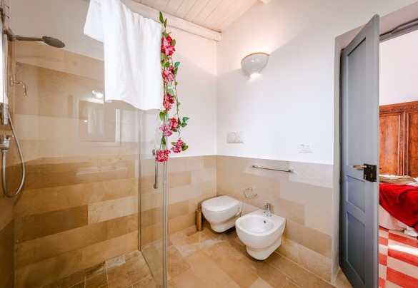 En suite bathroom with shower n.7 - Masseria Samali