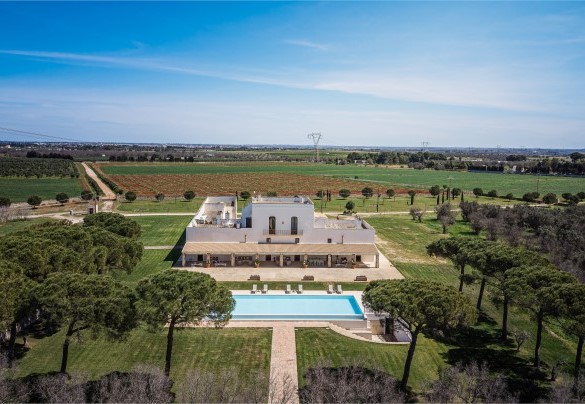An old, completely-renovated, farmhouse in the heart of a large agricultural estate and the ideal place to spend an unforgettable holiday in contact with nature. Masseria Samali