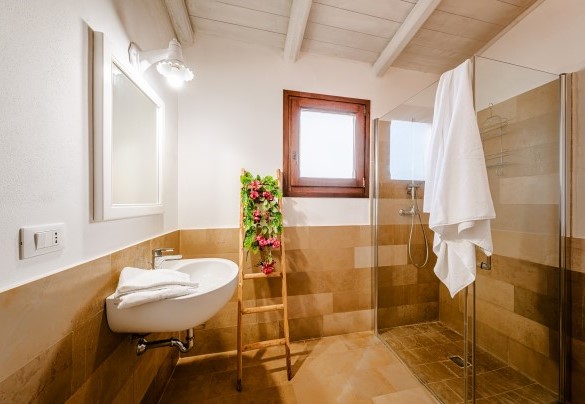 En suite bathroom with shower n.8 - Masseria Samali