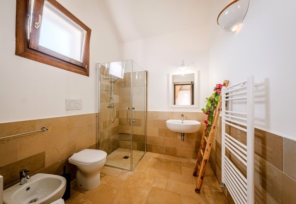 En suite bathroom with shower n.5 - Masseria Samali