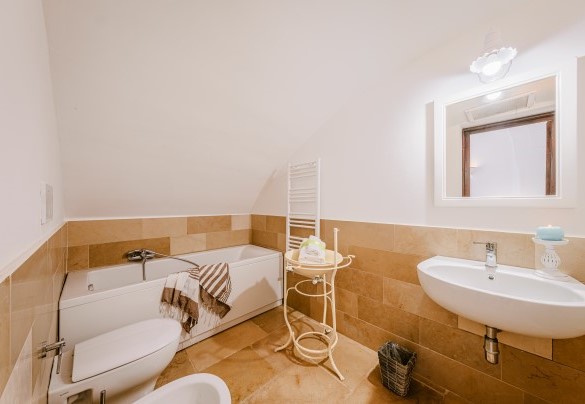 En suite bathroom with tub n.2 - Masseria Samali