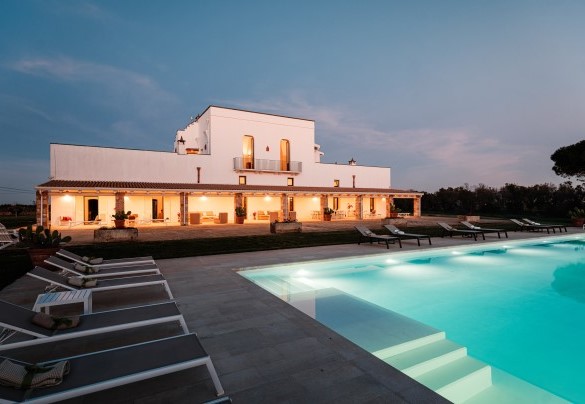 The 6000 sq m park around the structure is flat with lawn areas interspersed with stone paths, in the centre of which is the large swimming pool bordered by the sunbathing area. Masseria Samali