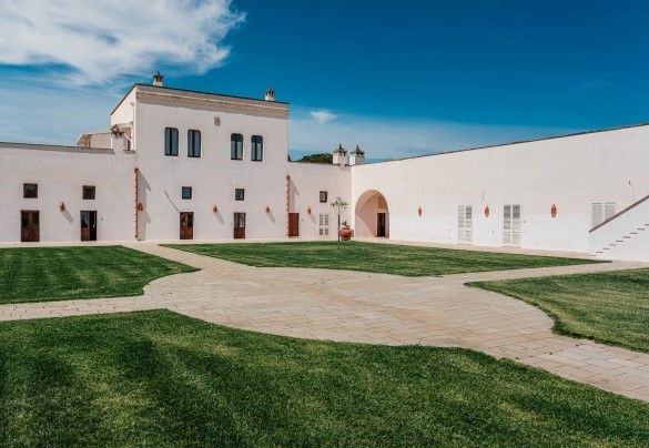 The farmhouse is an old building whose central core dates back to the late 1500s, and has been renovated in a conservative spirit. Masseria Samali