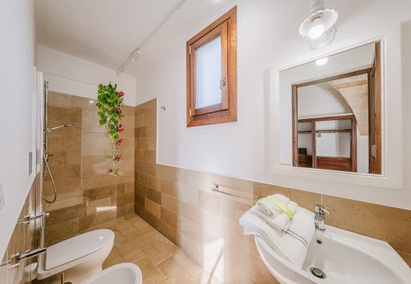 En suite bathroom with shower n.6 - Masseria Samali