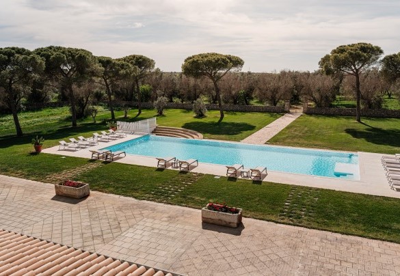 The rectangular swimming pool, located at the back of the garden, measures 5 x 20 m with a constant depth of 1.40 m. Masseria Samali