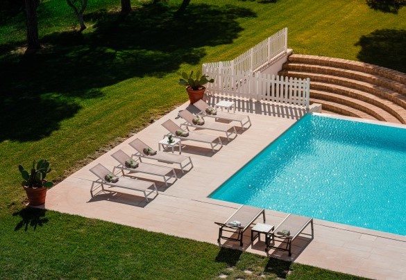 The rectangular swimming pool, located at the back of the garden, measures 5 x 20 m with a constant depth of 1.40 m. Masseria Samali