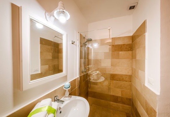 Bathroom with shower n.1 on the ground floor - Masseria Samali