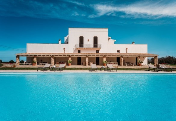 An old, completely-renovated, farmhouse in the heart of a large agricultural estate and the ideal place to spend an unforgettable holiday in contact with nature. Masseria Samali