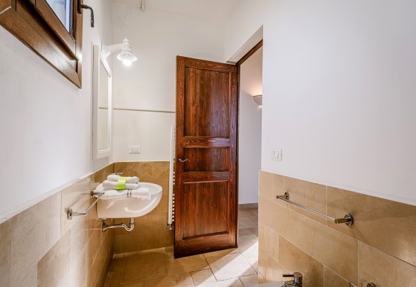 En suite bathroom with shower n.6 - Masseria Samali