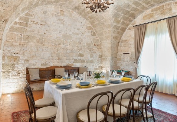 On the ground floor is an elegant living room with stone barrel vaults, prestigious furnishings – Masseria Tarsia Incuria