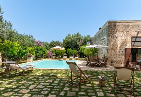 Swimming pool is rectangular 5 x 10 m with the depth varying from 0.80 to 1.50 m is equipped with sunbeds, a table with chairs, an outdoor hot-water shower – Masseria Tarsia Incuria