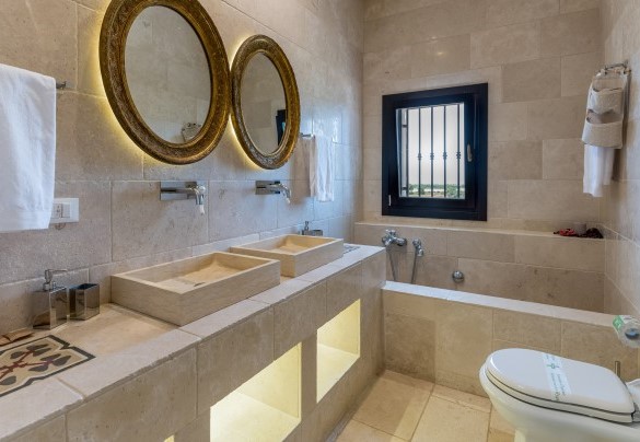 Bathroom with tub and shower on first floor – Masseria Tarsia Incuria
