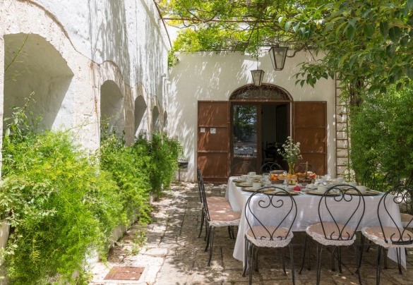 The entrance is framed by a splendid vine-covered canopy – Masseria Tarsia Incuria