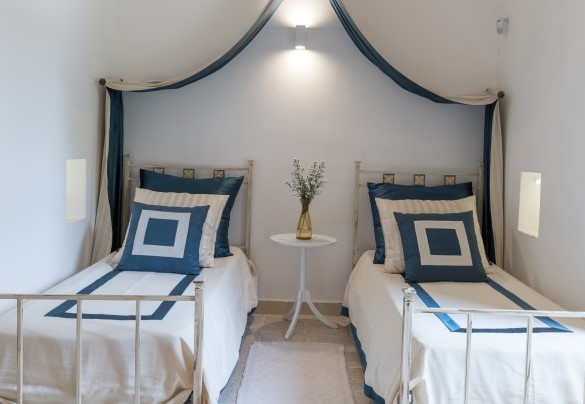 Twin bedroom (with joinable beds) on first floor with en-suite bathroom – Masseria Tarsia Incuria