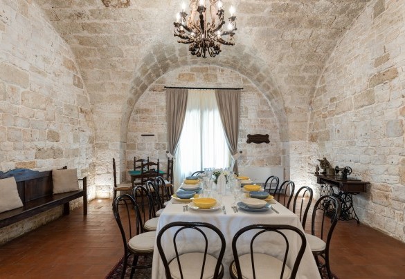 On the ground floor is an elegant living room with stone barrel vaults, prestigious furnishings – Masseria Tarsia Incuria