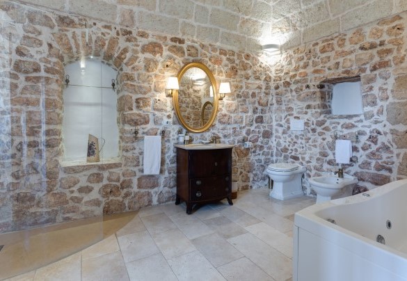 Ensuite bathroom and jacuzzi on first floor – Masseria Tarsia Incuria