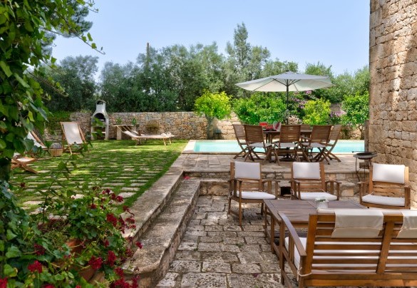 Small stone-paved courtyard – Masseria Tarsia Incuria