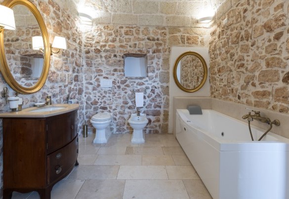 Ensuite bathroom and jacuzzi on first floor – Masseria Tarsia Incuria