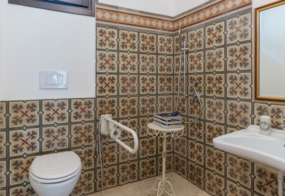 Disabled bathroom ground floor - Masseria Tarsia Incuria