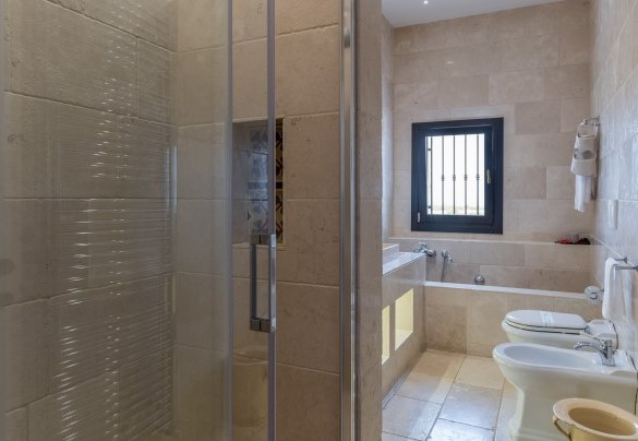 Bathroom with tub and shower on first floor – Masseria Tarsia Incuria