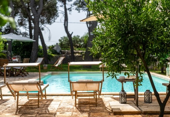 Swimming pool is rectangular 5 x 10 m with the depth varying from 0.80 to 1.50 m is equipped with sunbeds, a table with chairs, an outdoor hot-water shower – Masseria Tarsia Incuria