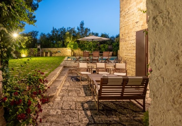 Small stone-paved courtyard – Masseria Tarsia Incuria