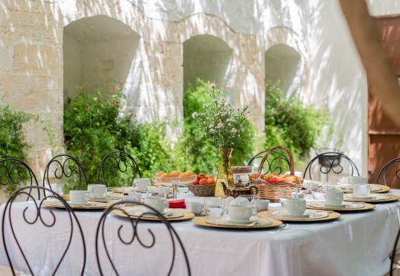 Splendid vine-covered canopy under which a rustic outdoor dining area has been set up - Masseria Tarsia Incuria