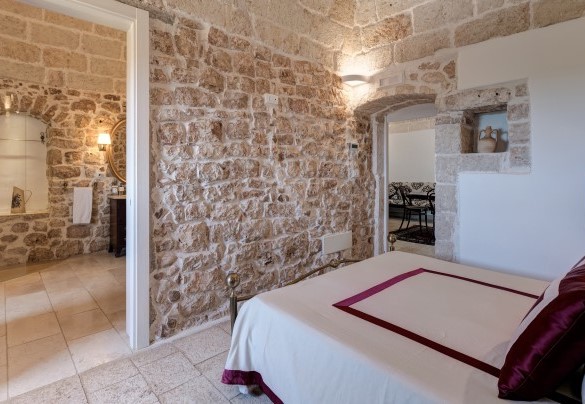Double bedroom on first floor with ensuite bathroom and jacuzzi– Masseria Tarsia Incuria