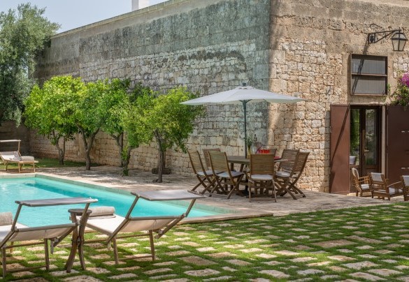 In the pool area there are barbecue and table set up for dining - Masseria Tarsia Incuria