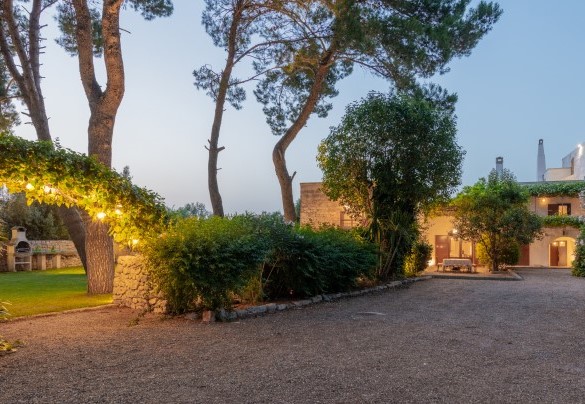 The park, enclosed by dry stone walls, is full of centuries-old trees with numerous areas set up for guests to rest – Masseria Tarsia Incuria