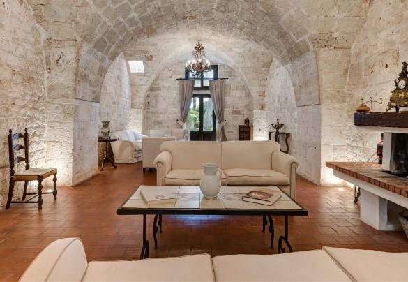 On the ground floor is an elegant living room with stone barrel vaults, prestigious furnishings – Masseria Tarsia Incuria