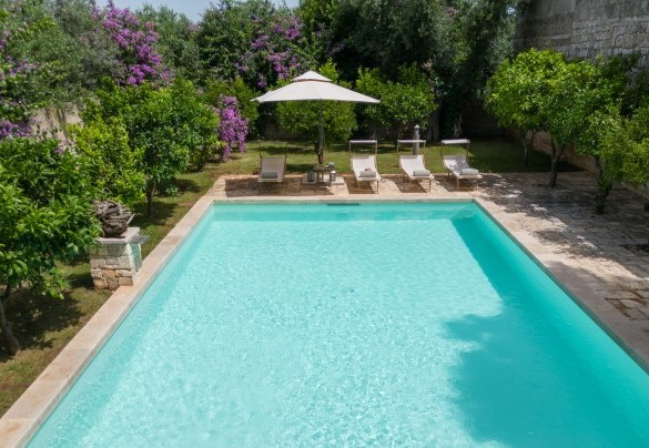 Swimming pool is rectangular 5 x 10 m with the depth varying from 0.80 to 1.50 m is equipped with sunbeds, a table with chairs, an outdoor hot-water shower – Masseria Tarsia Incuria