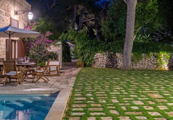 Small stone-paved courtyard – Masseria Tarsia Incuria