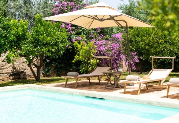 A small orange grove around the pool releases a scent of orange blossoms during the flowering phase – Masseria Tarsia Incuria
