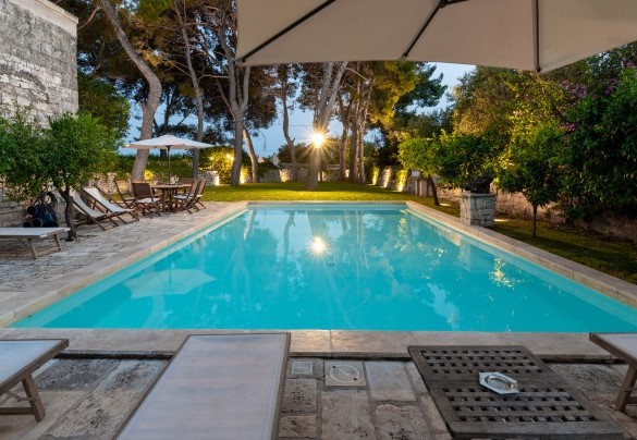 Swimming pool is rectangular 5 x 10 m with the depth varying from 0.80 to 1.50 m is equipped with sunbeds, a table with chairs, an outdoor hot-water shower – Masseria Tarsia Incuria
