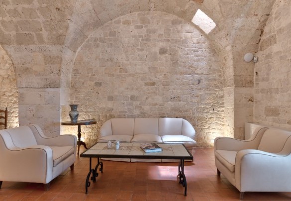 On the ground floor is an elegant living room with stone barrel vaults, prestigious furnishings – Masseria Tarsia Incuria