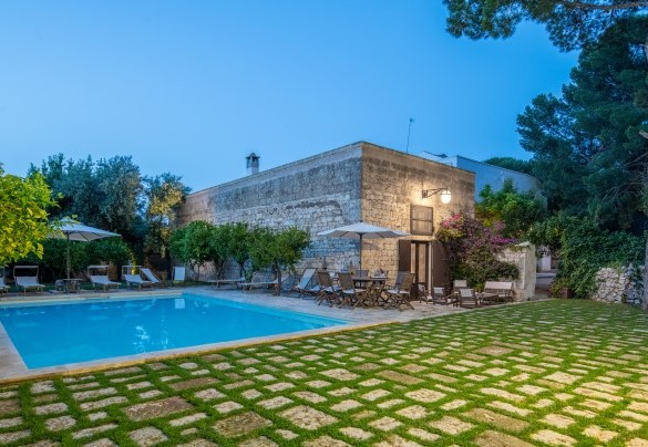 In the pool area there are  barbecue and table set up for dining - Masseria Tarsia Incuria