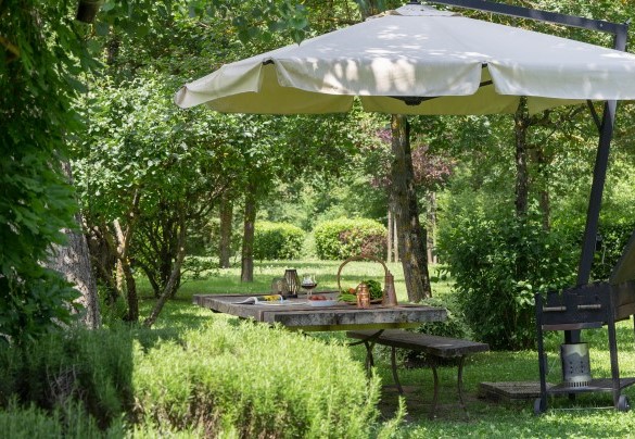 Il grande tavolo da picnic e il barbeque tra la casa e il parcheggio - Molino L’Oppino