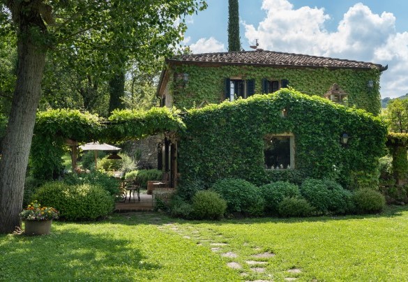 Il giardino curato tra l’ingresso al casale e l’area parcheggio - Molino L’Oppino