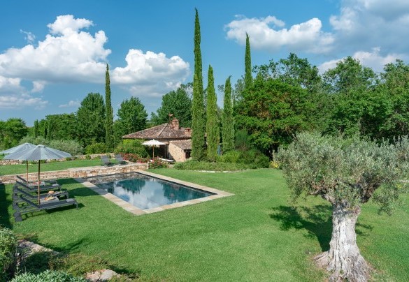 ll solarium in prato ospita lettini, sdraio, ombrelloni - Molino L’Oppino