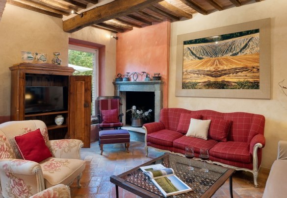 Soggiorno in open space con caminetto ornamentale, divani e Smart Tv - Molino L’Oppino