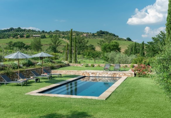 La piscina a 10 metri dal casale in un terrazzamento superiore - Molino L’Oppino