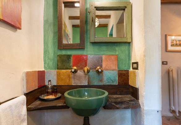 Bagno di servizio al piano terra e disimpegno con scala per il primo piano - Molino L’Oppino
