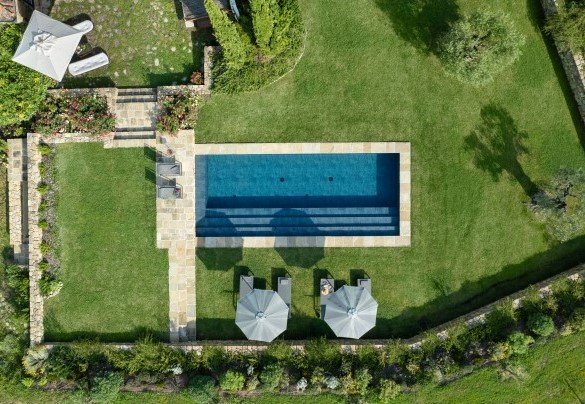 ll solarium in prato ospita lettini, sdraio, ombrelloni - Molino L’Oppino