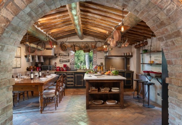 la cucina in open space con tavolo da pranzo e uscita diretta nella pergola  - Molino L’Oppino